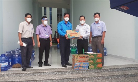 Đoàn công tác Công đoàn tỉnh Tiền Giang thăm và tặng quà cho đội ngũ y tế nơi tuyến đầu phòng, chống dịch COVID-19. Ảnh: CTV