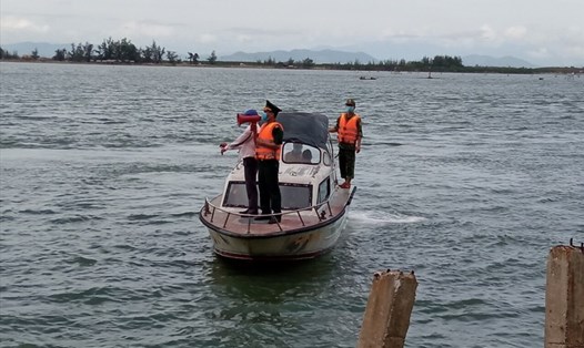 Bộ đội Biên phòng kêu gọi tàu thuyền vào bờ neo đậu để đảm bảo an toàn trước bão số 5 Conson. Ảnh: PĐ.