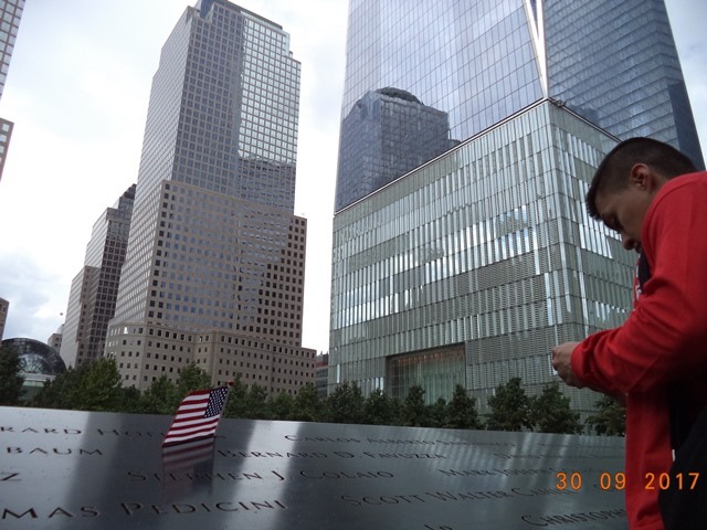 Trên bờ hồ - lan can bằng đồng khắc tên 2977 nạn nhân thiệt mạng trong vụ tấn công ngày 11.9.2001 và 6 người trong vụ đánh bom ngày 26.2.1993. Ảnh: Tuyền Trương