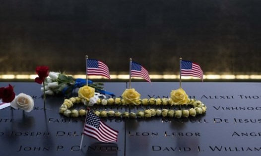 Tấm bảng ghi tên nạn nhân trong vụ tấn công 11.9 ở New York, Mỹ. Ảnh: Tân Hoa Xã