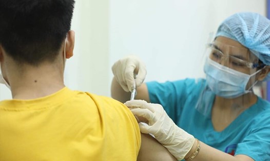 Một tình nguyện viên được tiêm thử nghiệm vaccine ARCT-154. Ảnh: Bộ Y tế