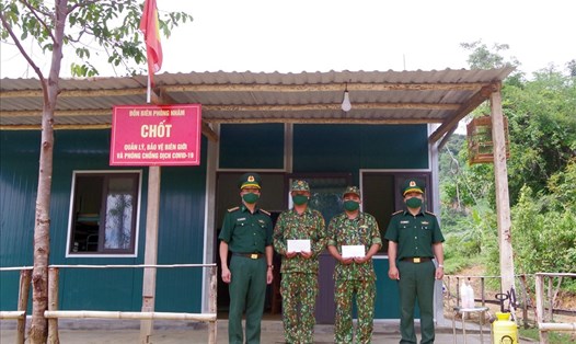 Đại tá Đặng Ngọc Hiệu (ngoài cùng bên trái) trao hộ trợ cho 2 đồng chí có hoàn cảnh khó khăn tại chốt. Ảnh: V. Tiến.