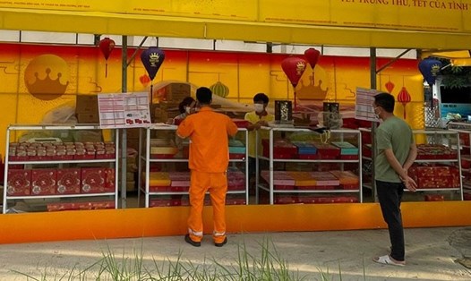 Các quầy bánh Trung thu trên địa bàn thành phố Ninh Bình đã bắt đầu bày bán. Ảnh: NT