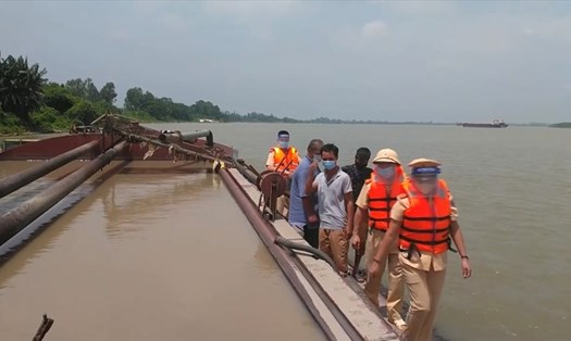 Lực lượng CSGT đường thủy tiến hành bắt giữ quả tang tàu khai thác cát trái phép. Ảnh: CA Hà Nam