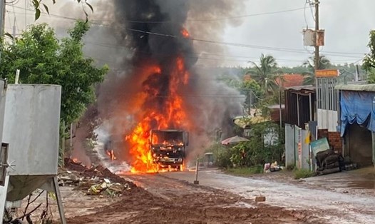 Tại Bình Phước, xe bồn chở xăng bốc cháy rồi phát nổ. Ảnh: T.Thành