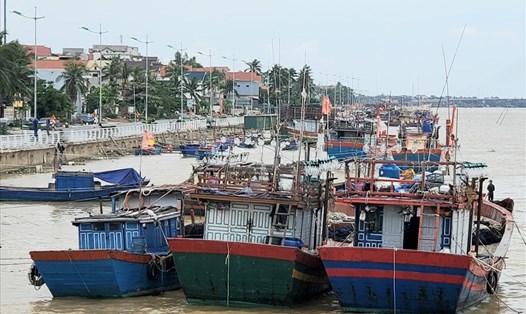 Tàu thuyền ngư dân xã Bảo Ninh neo đậu ở vị trí an toàn. Ảnh: Lê Phi Long
