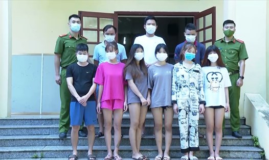 Các đối tượng bị lực lượng Công an huyện Cao Phong, tỉnh Hòa Bình bắt quả tang khi đang sử dụng ma túy trong nhà nghỉ. Ảnh: Công an Hòa Bình.