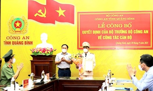 Phó Bí thư thường trực Tỉnh ủy Quảng Bình Trần Hải Châu chúc mừng Thượng tá Lê Văn Hóa. Ảnh: CAQB