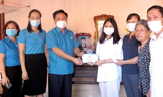Chủ tịch Liên đoàn Lao động tỉnh Phú Thọ Hà Đức Quảng trao quà cho học sinh là con đoàn viên công đoàn có hoàn cảnh khó khăn vươn lên học giỏi. Ảnh: Thuý Trang