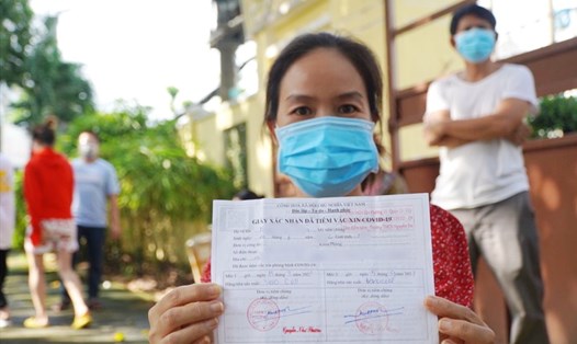 Người tiêm đủ 2 mũi vaccine dự kiến được cấp thẻ xanh COVID-19 để tham gia các hoạt động sau ngày 15.9.  Ảnh: Thanh Vũ