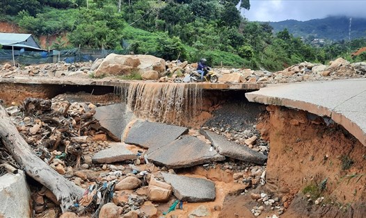Đoạn đường từ xã Phước Thành qua xã Phước Lộc bị hư hỏng nặng. Ảnh: Thanh Chung