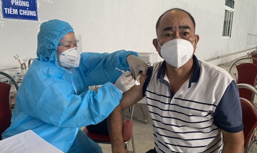 Gần 400 công dân Trung Quốc đang sinh sống, làm việc tại Ninh Bình được tiêm vaccine phòng COVID-19. Ảnh: NT