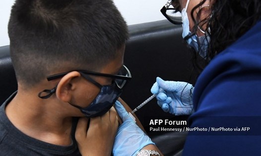 Y tá tiêm vaccine Pfizer cho một cậu bé 12 tuổi ở Florida, Mỹ. Ảnh chụp ngày 22.5.2021 của AFP