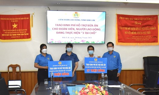 Lãnh đạo LĐLĐ tỉnh Đắk Lắk trao kinh phí hỗ trợ cho đoàn viên, người lao động thực hiện "3 tại chỗ". Ảnh: B.T