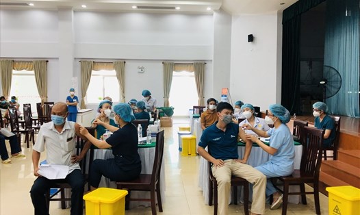 CBCNV Công ty Thủy điện Sông Tranh (thuộc Tổng Công ty Phát điện 1) được tiêm vaccine phòng chống COVID-19. Ảnh: Hồ Thiên Thanh