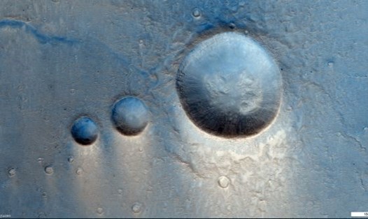Miệng núi lửa trên sao Hỏa ở vùng Lunae Planum do máy ảnh CaSSIS trên tàu ExoMars Trace Gas Orbiter (TGO) chụp tháng 3.2021. Ảnh: ESA