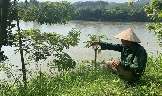 Ông Phạm Văn Trung (thời điểm chưa bị bắt) hàng ngày vẫn ra mảnh vườn ven sông để xua đuổi tàu cát, giữ đất bờ bãi.