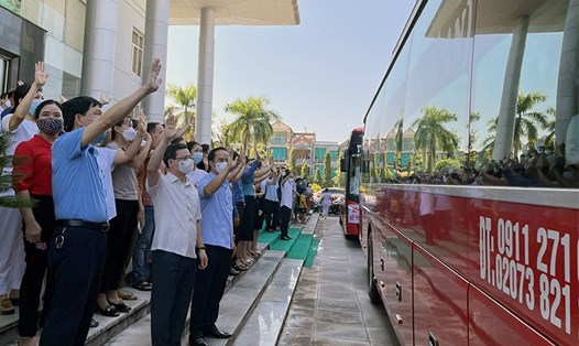 Tuyên Quang chi viện 100 cán bộ y tế hỗ trợ Hà Nội chống dịch.
