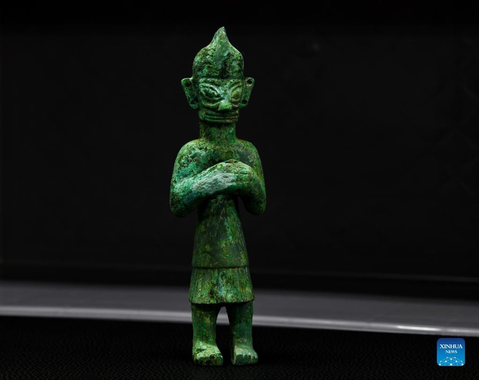 Tượng hình người bằng đồng được phát hiện tại hố số 3 ở di chỉ khảo cổ Tam Tinh Đôi, Trung Quốc. Ảnh chụp ngày 3.9. Ảnh: Tân Hoa Xã