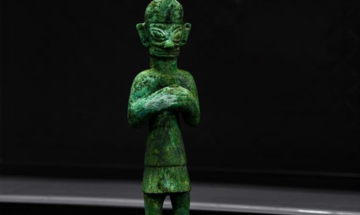 Tượng hình người bằng đồng được phát hiện tại hố số 3 ở di chỉ khảo cổ Tam Tinh Đôi, Trung Quốc. Ảnh chụp ngày 3.9. Ảnh: Tân Hoa Xã