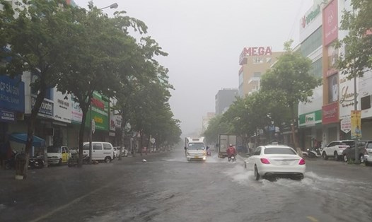 Mưa lớn gây ngập lụt cục bộ trên đường phố Đà Nẵng. Ảnh: TC