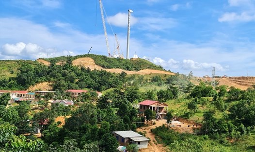 Nhiều hộ dân ở xã Húc ở gần các dự án điện gió đang thi công ở phía trên cao. Ảnh: TB.