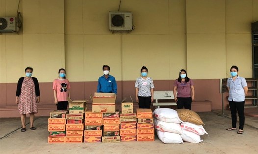 LĐLĐ thị xã Hòa Thành, Tây Ninh tặng quà cho đoàn viên công đoàn, công nhân lao động  bị ảnh hưởng bởi dịch COVID-19. LĐLĐ Hòa Thành cung cấp