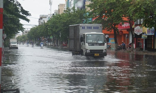 Đường phố Đà Nẵng ngập sâu trước bão số 5 đổ bộ. Ảnh: Thanh Chung