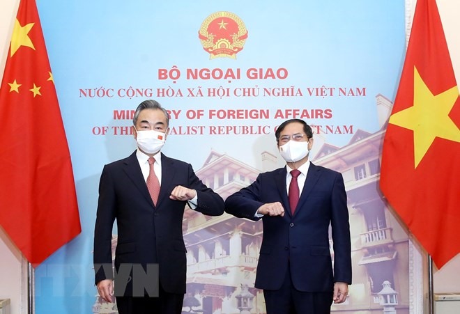 Bộ trưởng Ngoại giao Bùi Thanh Sơn và Ủy viên Quốc vụ, Bộ trưởng Ngoại giao Trung Quốc Vương Nghị. Ảnh: TTXVN