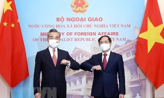 Bộ trưởng Ngoại giao Bùi Thanh Sơn và Ủy viên Quốc vụ, Bộ trưởng Ngoại giao Trung Quốc Vương Nghị. Ảnh: TTXVN
