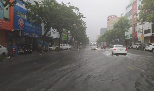 Bão số 5 gây mưa lớn ở Đà Nẵng. Ảnh: Thanh Chung.