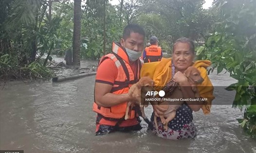 Ngập lụt ở Philippines sau hai cơn bão Conson và Chanthu. Ảnh: AFP