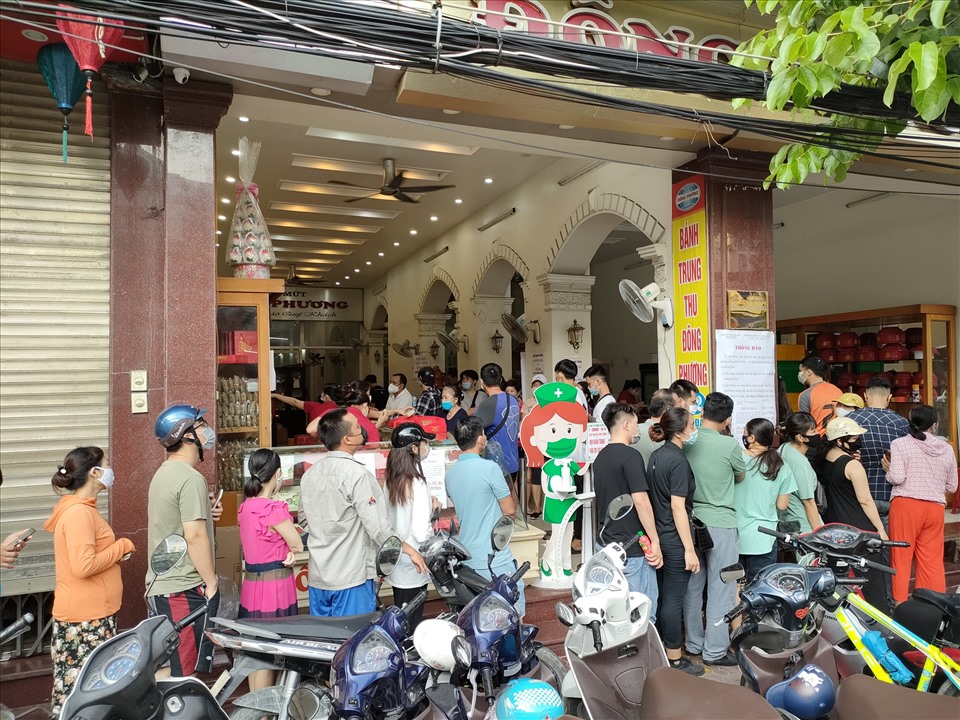 Hàng trăm người dân Hải Phòng có mặt từ rất sớm, xếp hàng dài đợi mua bánh Trung thu nổi tiếng. Ảnh Đặng Luân