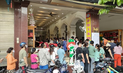 Hàng trăm người dân Hải Phòng có mặt từ rất sớm, xếp hàng dài đợi mua bánh Trung thu nổi tiếng. Ảnh Đặng Luân