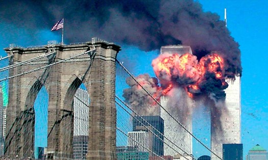 Tháp đôi Trung tâm Thương mại Thế giới ở New York bị máy bay đâm trong vụ khủng bố ngày 11.9.2001. Ảnh: AFP