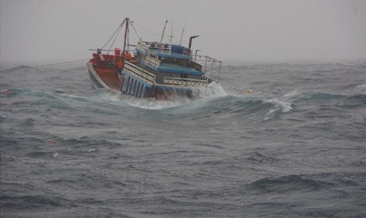 Cảnh sát biển kịp thời cứu 18 người gặp nạn trên biển. Ảnh: Cảnh sát biển