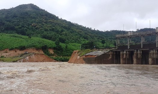 Đập thủy lợi Đắk Toa, huyện Kon Rẫy bị mưa lũ làm sạt lở nghiêm trọng phần bên hông đập. Ảnh T.T