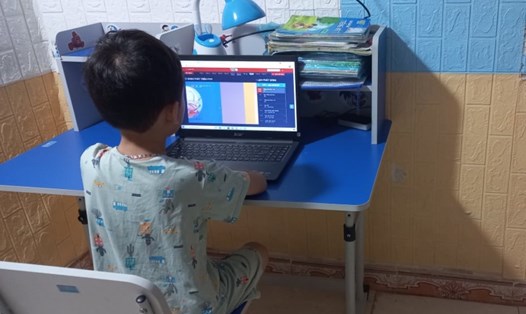 Trẻ lớp 1 học trực tuyến tại nhà. Ảnh: Tường Vân