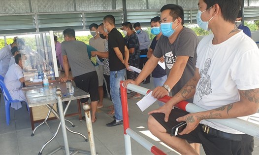 Người dân làm thủ tục khai báo y tế tại Chốt kiểm soát dịch cầu Bạch Đằng, cao tốc Hạ Long - Vân Đồn. Ảnh: Nguyễn Hùng