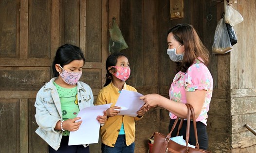 Giáo viên vùng sâu, vùng xa ở Đắk Lắk đến tận nhà học sinh để giao bài tập trong mùa dịch COVID-19. Ảnh: Bảo Trung