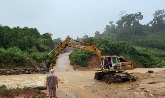 Nhiều đoạn đường ở Phước Sơn đã bị nước tràn qua đường gây ảnh hưởng giao thông. Ảnh: Thanh Chung