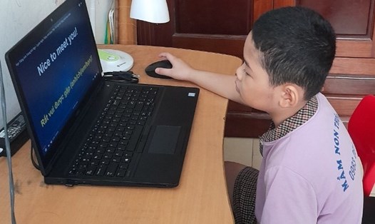 Thu nhập thấp do dịch, nhiều gia đình công nhân không thể nghĩ đến việc mua máy tính cho con học online. Ảnh minh hoạ. Ảnh: Bảo Hân