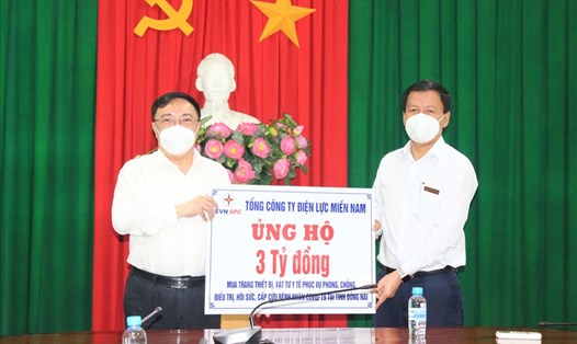 Ông Nguyễn Ngọc Thành, Giám đốc Công ty TNHH MTV Điện lực Đồng Nai (phải) thay mặt EVNSPC trao kinh phí 3 tỉ đồng hỗ trợ Sở Y Tế tỉnh Đồng Nai. Ảnh: Đức Long