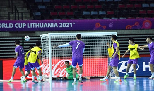 Đội tuyển Futsal Việt Nam đã có buổi tập làm quen sân Klaipeda Arena, chuẩn bị cho trận ra quân gặp Brazil. Ảnh: VFF