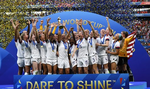 Đội tuyển nữ của Mỹ vô địch World Cup 2019, nhưng về chế độ họ không bằng cầu thủ nam. Điều này đã gây nên những tranh cãi lớn. Ảnh: AFP.