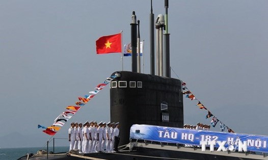 Lễ thượng cờ tàu ngầm Kilo mang tên HQ 182 Hà Nội. Ảnh: TTXVN