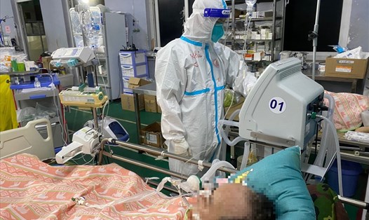 Bác sĩ Trần Công Khải kiểm tra sức khoẻ cho bệnh nhân trong Khu hồi sức tại Bệnh viện dã chiến. Ảnh: NVCC.