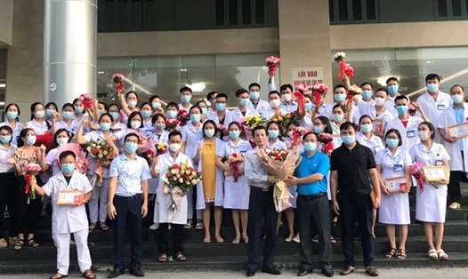 LĐLĐ huyện Diễn Châu phối hợp tổ chức động viên 31 y bác sỹ, nhân viên y tế của Bệnh viện đa khoa Phủ Diễn chi viện các tỉnh miền Nam chống dịch. Ảnh: VDT