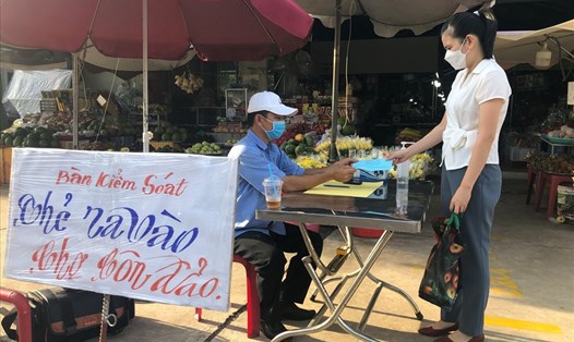 Kiểm tra phiếu đi chợ tại huyện Côn Đảo trong giãn cách xã hội. Ảnh: Khánh Lâm