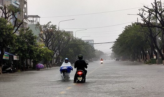 Nhiều nơi ngập lụt sau mưa lớn kéo dài do bão số 5. Ảnh minh hoạ: Thanh Chung.